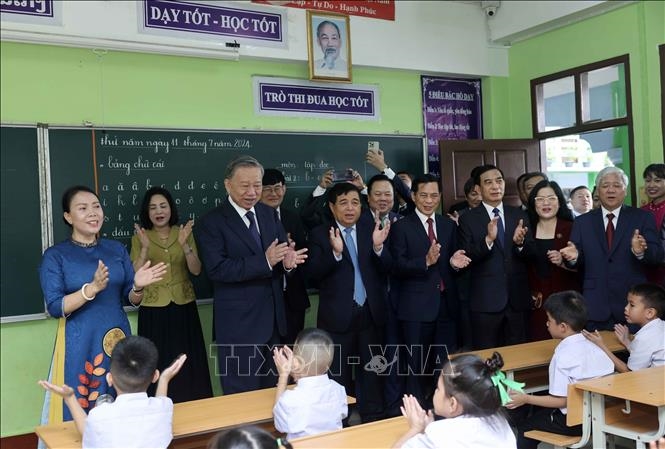 View - 	Chủ tịch nước Tô Lâm thăm Trường song ngữ Lào - Việt Nam Nguyễn Du